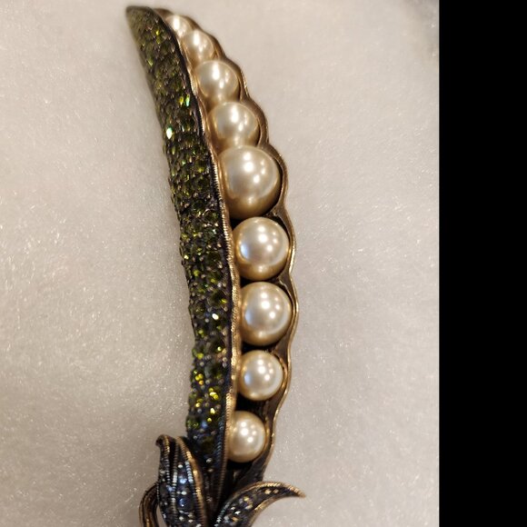 HEIDI DAUS PEAPOD PEARL AND SWAROVSKI GREEN CRYSTAL LAPEL PIN-NEW - Picture 1 of 5